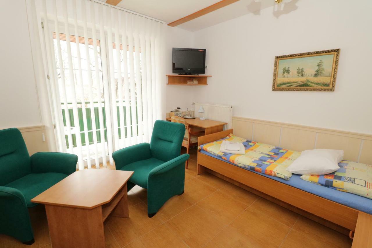 Penzion Hurka Hotel Dolni Libchavy Екстериор снимка